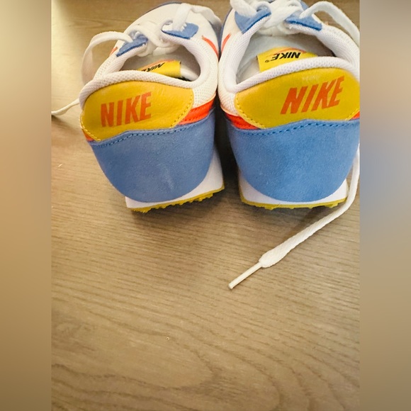 Nike sneakers. New. Never worn outside. Authentic. size 6. True to size. - Picture 3 of 9